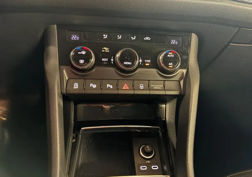 Vue rapprochée de la console centrale noire du Skoda Kodiaq 2023 avec commandes climatisation et ports USB-C.