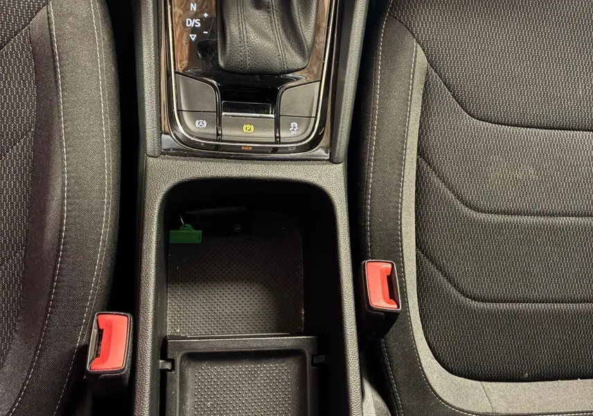Vue plongeante sur la console centrale noire avec levier de vitesses Skoda et sièges tissu gris du Skoda Kodiaq 2023.