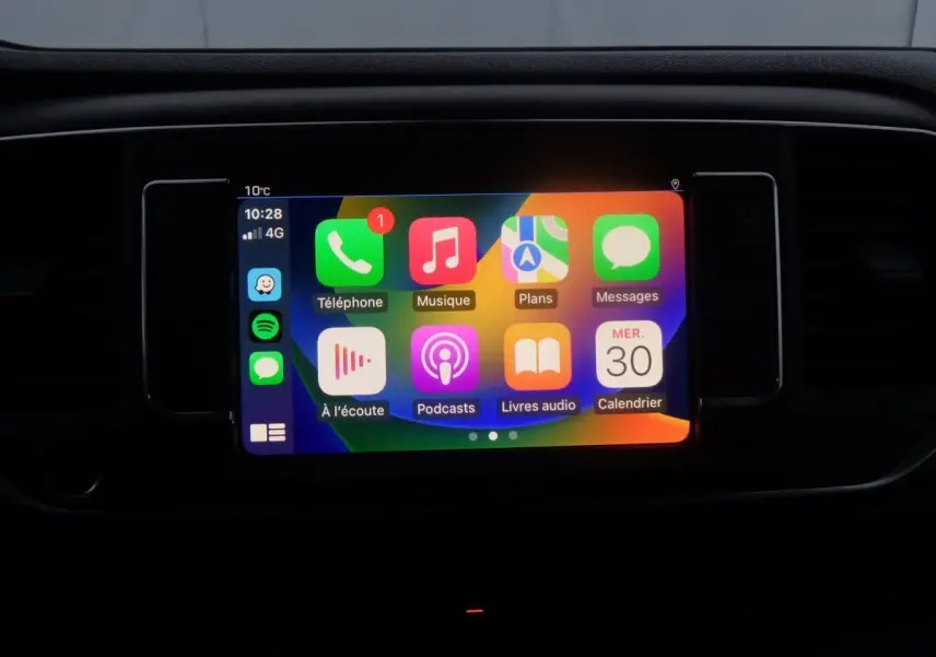 Écran tactile central allumé du Peugeot Expert Fourgon noir métal 2022, affichant les applications connectées.