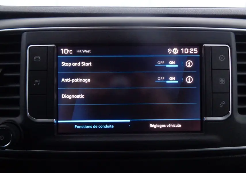 Écran tactile central du Peugeot Expert Fourgon noir métal 2022 affichant les réglages Stop and Start et anti-patinage.