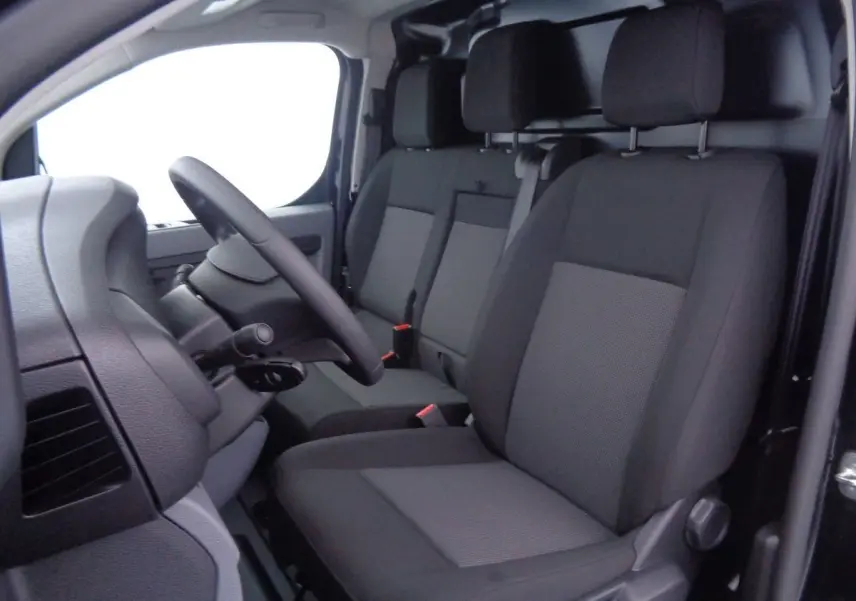 Vue intérieure côté conducteur du Peugeot Expert Fourgon 2022, sièges tissu gris et noir, volant visible.