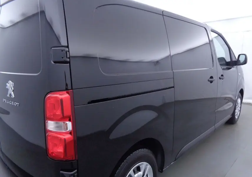 Vue 3/4 arrière droite d'un Peugeot Expert Fourgon noir métal 2022 avec feux arrière rouges et carrosserie lisse.