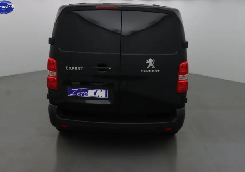 Vue arrière du Peugeot Expert Fourgon noir métal 2022 avec portes battantes et feux rouges visibles.