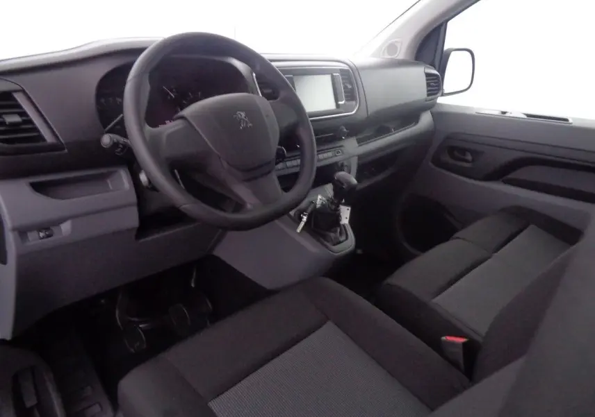 Vue intérieure côté conducteur du Peugeot Expert Fourgon 2022, tableau de bord et sièges noirs en tissu gris.