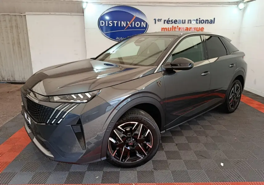 Peugeot 3008 gris foncé vue 3/4 avant droit, avec jantes noires et logo GT sur l'aile avant.