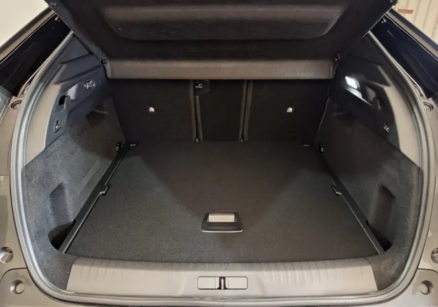 Coffre ouvert du Peugeot 3008 gris foncé, vue arrière montrant un espace de chargement spacieux et bien fini.