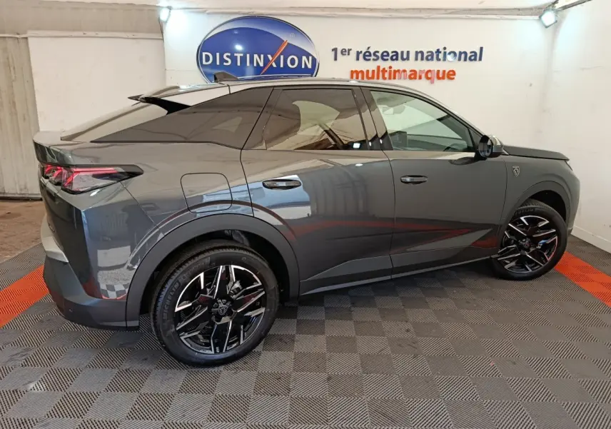 Peugeot 3008 gris foncé vue de profil côté droit, avec jantes noires et toit panoramique teinté.