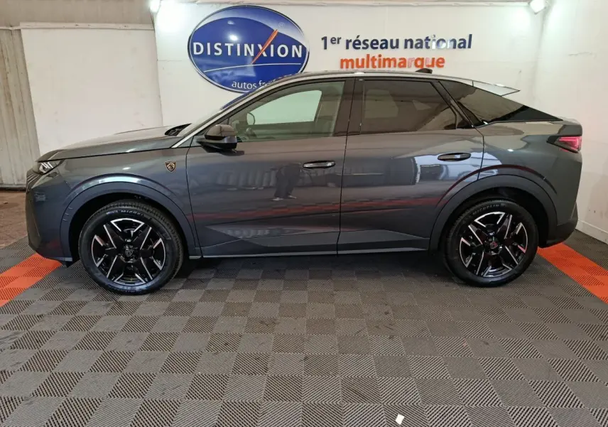 Profil côté gauche du Peugeot 3008 gris foncé 1.2 HYBRID 145 GT avec jantes noires et toit noir contrasté.