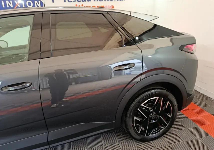 Profil arrière droit du Peugeot 3008 gris foncé avec jante noire au design moderne et feux arrière LED distinctifs.