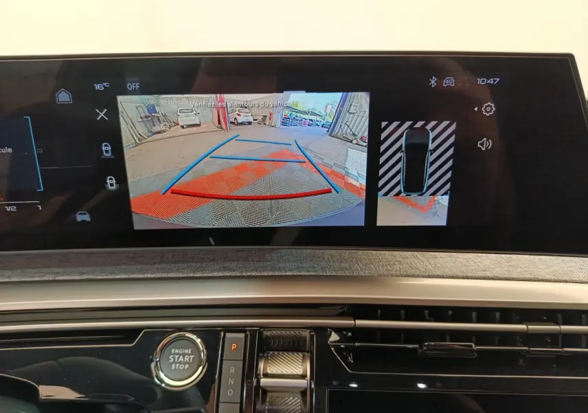 Écran tactile central du Peugeot 3008 gris foncé montrant la caméra de recul et l'aide au stationnement arrière.