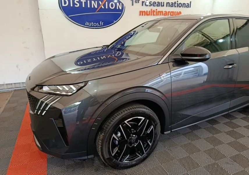 Vue 3/4 avant gauche du Peugeot 3008 gris foncé avec phares LED et jantes noires brillantes.