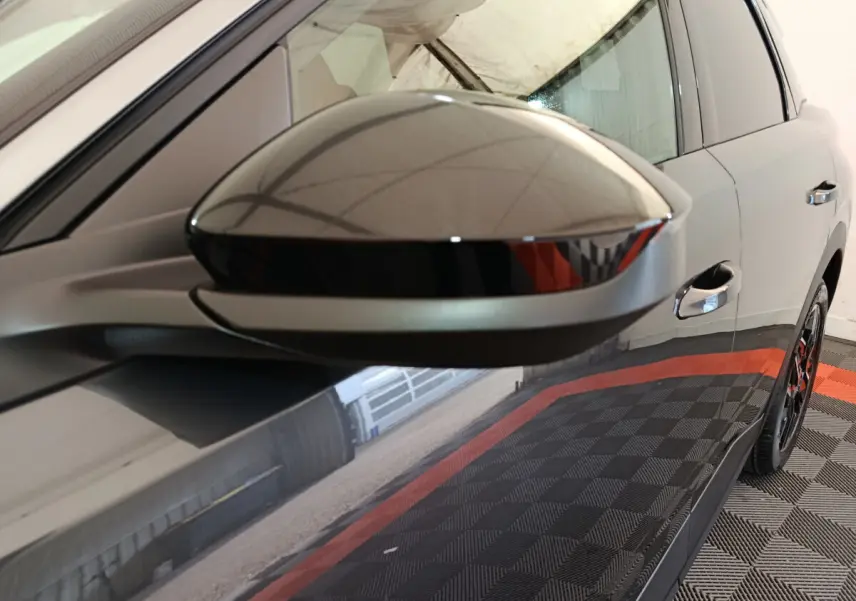 Rétroviseur côté gauche gris foncé du Peugeot 3008 2025, avec portière et jante partiellement visibles en arrière-plan.