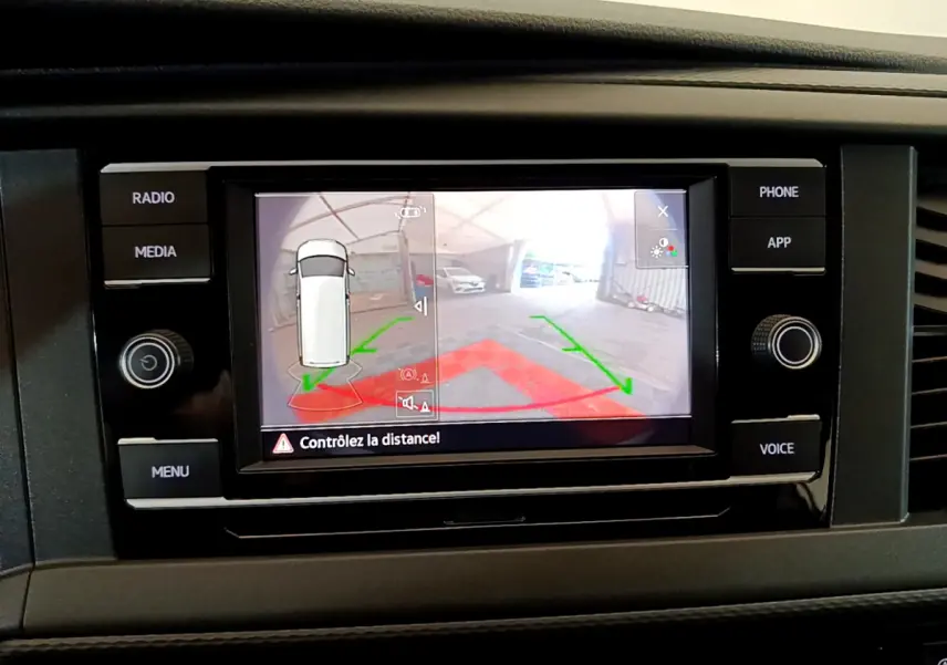 Écran tactile central du Volkswagen Transporter blanc montrant la caméra de recul avec guidage de trajectoire.