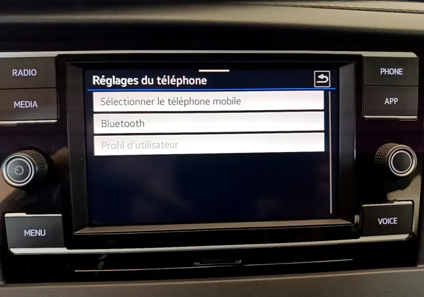Écran tactile central du Volkswagen Transporter 2021 affichant les réglages Bluetooth en intérieur noir.