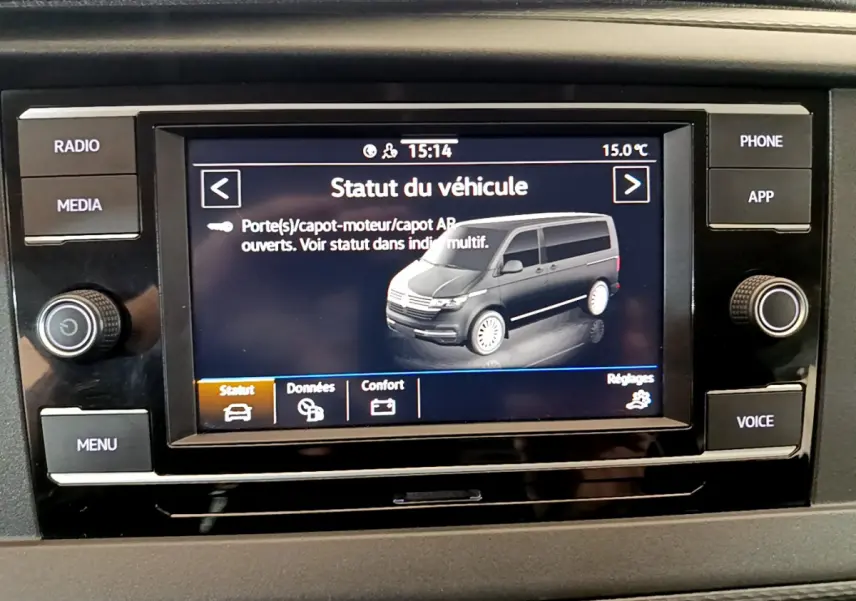 Écran tactile central affichant le statut du Volkswagen Transporter blanc vu en 3/4 avant droit.