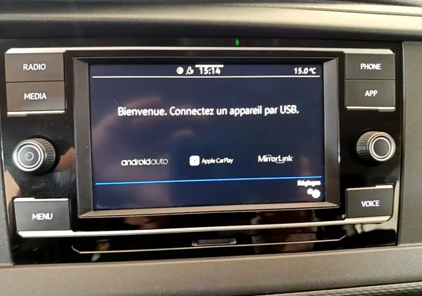 Écran tactile central du Volkswagen Transporter blanc, affichant la connexion USB avec options Android Auto et Apple CarPlay.