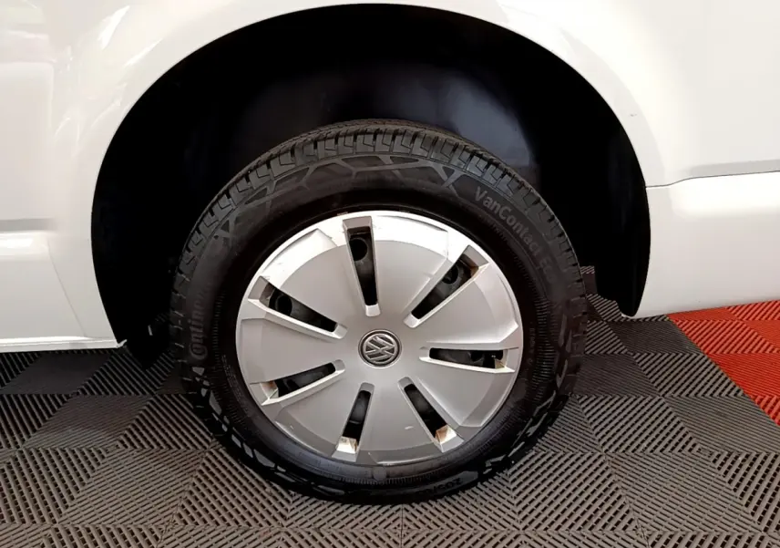 Gros plan sur la roue avant droite blanche d’un Volkswagen Transporter 2.0 TDi 150 DSG7 Business de 2021.