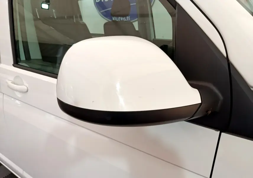Rétroviseur droit blanc du Volkswagen Transporter 2.0 TDi 150 DSG7 Business, vue rapprochée sur porte blanche.