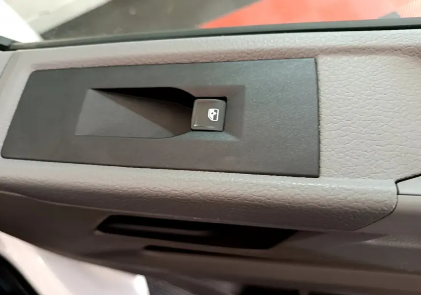 Bouton de commande de lève-vitre sur la porte intérieure côté conducteur du Volkswagen Transporter blanc 2021.