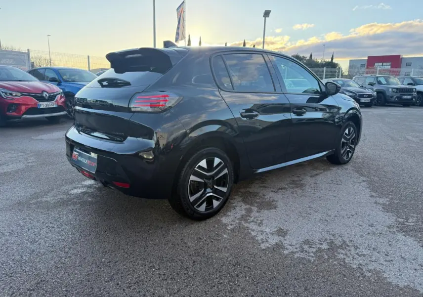 Peugeot 208 Hybrid 110 noir vue 3/4 arrière droit, jantes alliage 16 pouces et antenne requin visible.