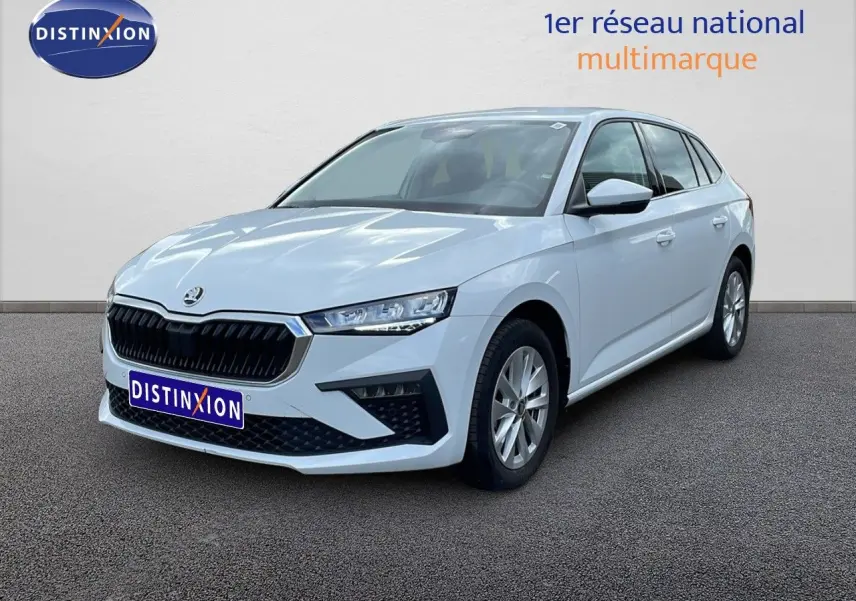 SKODA SCALA blanc glacier vue 3/4 avant droit, avec calandre noire et jantes alliage 16 pouces.