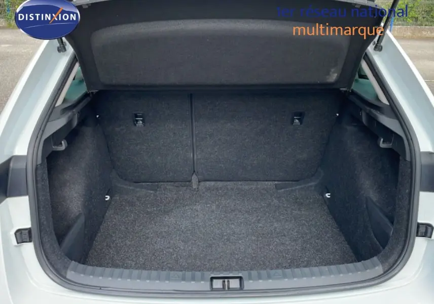 Coffre ouvert d'une Skoda Scala blanc glacier, vue arrière montrant l'espace de chargement vide et propre.