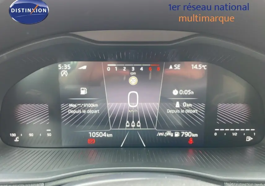 Tableau de bord numérique de la Skoda Scala blanc glacier, affichant la vitesse à 0 km/h et 10 504 km au compteur.
