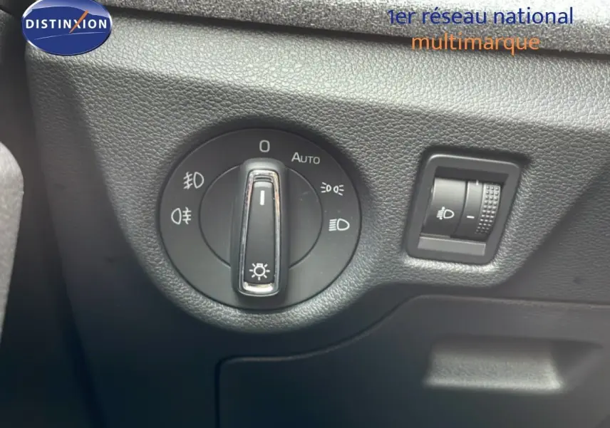 Gros plan sur le sélecteur d'éclairage intérieur de la Skoda Scala 2025, finition tissu gris noir.