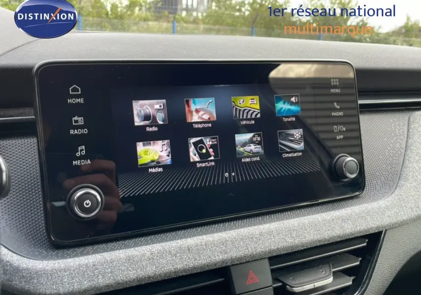 Écran tactile central du tableau de bord de la Skoda Scala 2025, affichant les menus radio, téléphone et climatisation.