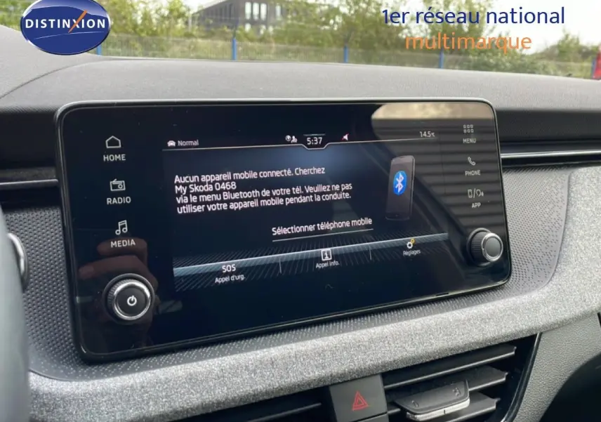 Écran tactile central du tableau de bord de la Skoda Scala blanc glacier, affichant le menu Bluetooth et les options multimédia.