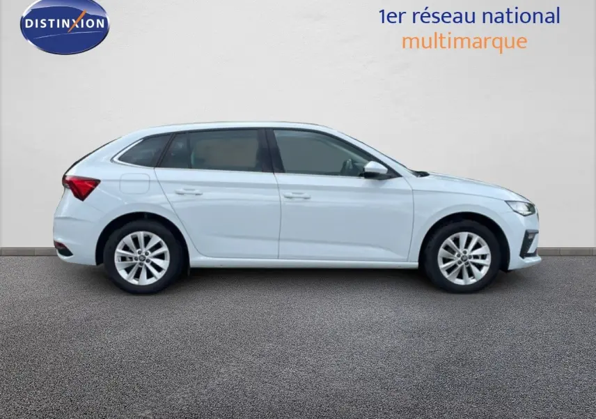 Vue de profil côté gauche d'une Skoda Scala blanc glacier 2025 avec jantes alliage et vitres teintées.