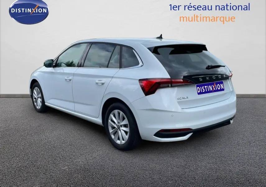 Vue 3/4 arrière droite d'une Skoda Scala blanc glacier avec vitres teintées et jantes alliage 16 pouces.