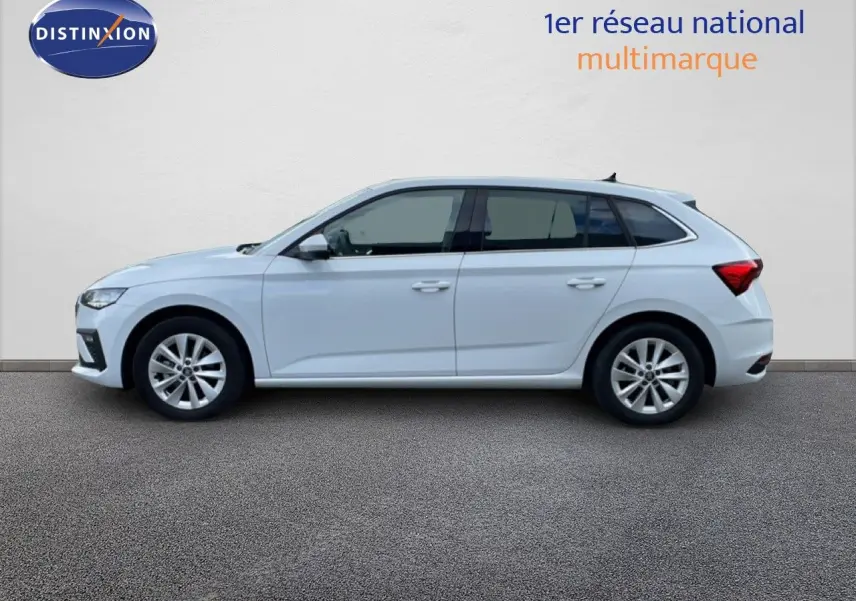 Vue de profil côté gauche d'une Skoda Scala blanc glacier, avec jantes alliage et vitres teintées.