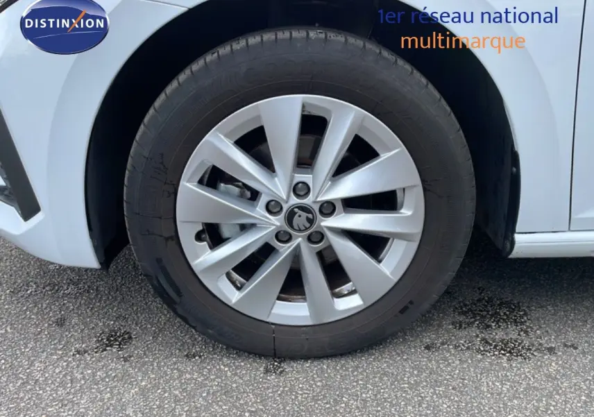 Gros plan sur la roue avant gauche d'une Skoda Scala blanc glacier avec jante alliage 16 pouces.