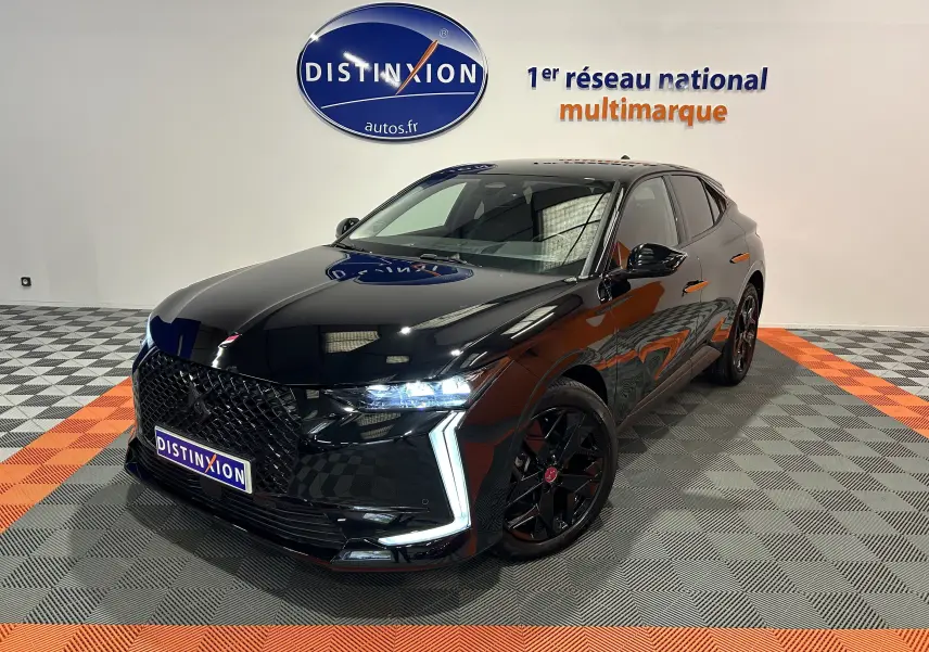DS4 BlueHDi 130 noir Perla Nera vue 3/4 avant droit avec phares LED et jantes noires en showroom