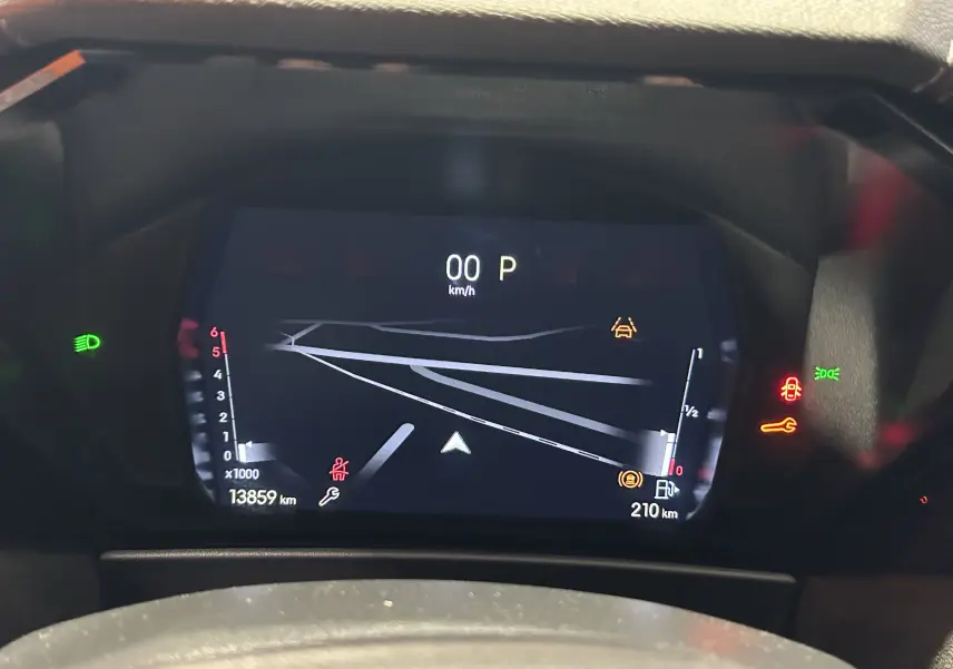 Affichage numérique du tableau de bord du DS4 2024 montrant la vitesse, la jauge de carburant et les alertes actives.