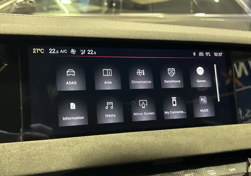 Écran tactile central du DS4 2024 affichant les menus ADAS, climatisation et multimédia dans un intérieur noir.