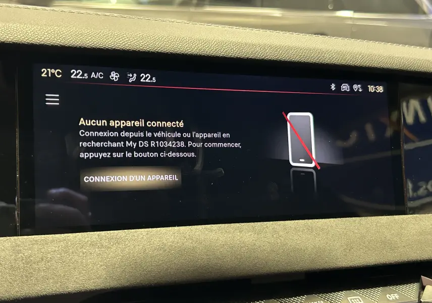 Écran tactile central du DS4 2024 affichant la connexion Bluetooth inactive dans un intérieur noir élégant.