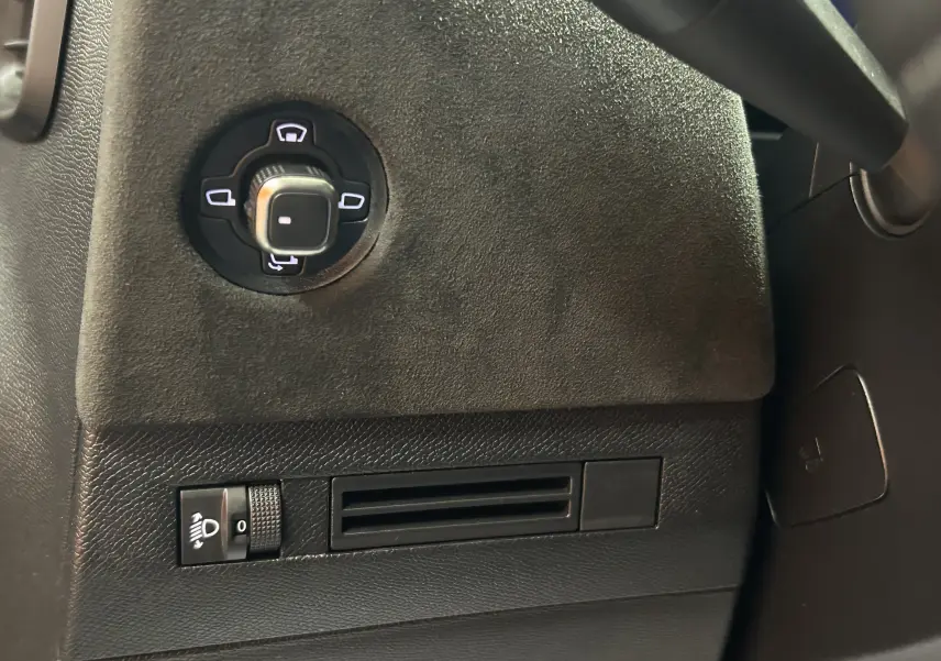 Détail du panneau de commande noir côté gauche du tableau de bord du DS4 2024 avec réglage des rétroviseurs et commande d'éclairage.