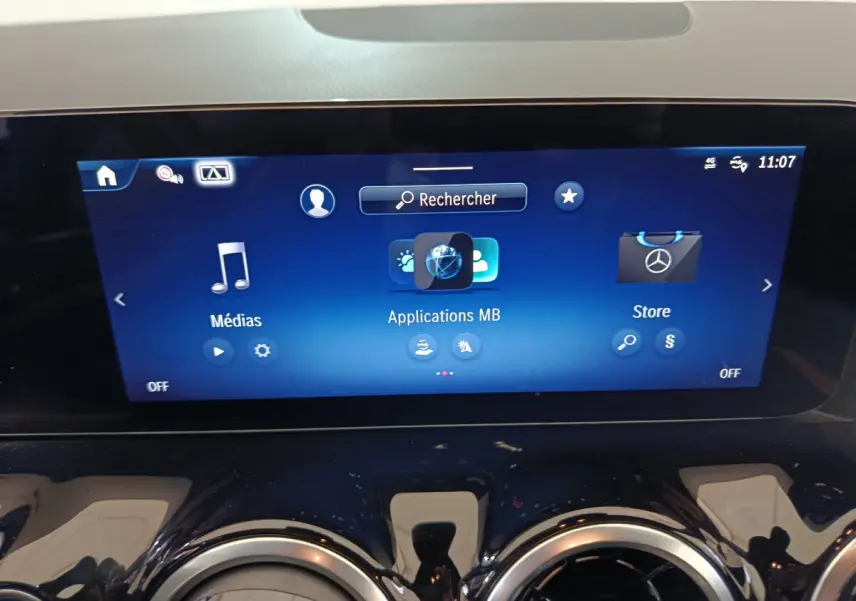 Écran tactile central bleu affichant menu multimédia dans l'habitacle du Mercedes GLA 250 e Business Line 2024.