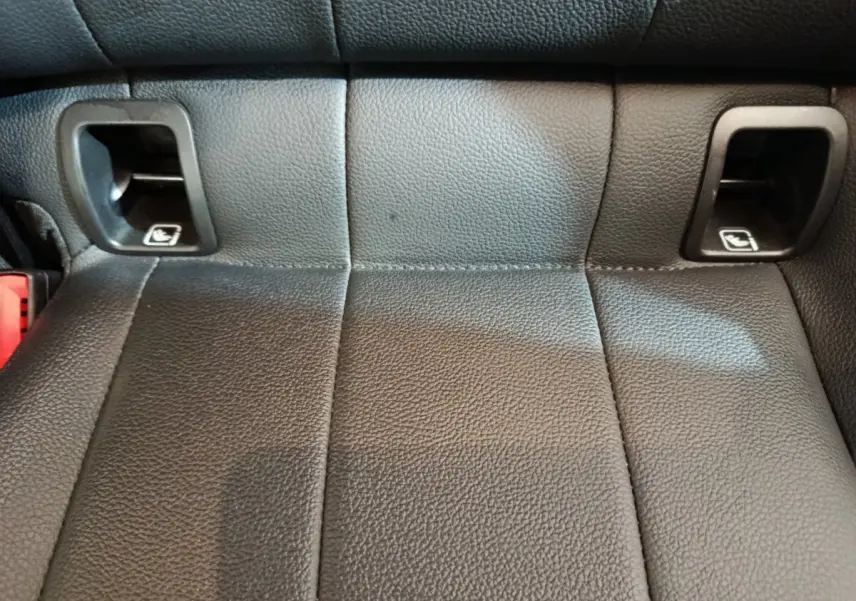 Gros plan sur la banquette arrière en cuir noir du Mercedes GLA 250 e Business Line 2024 avec fixations Isofix visibles.