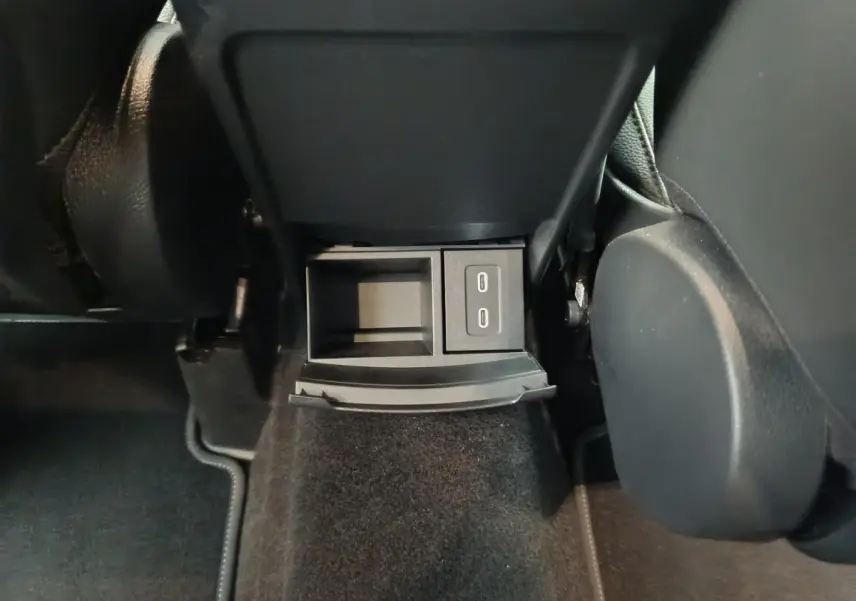Prise USB double et rangement ouvert sous le siège avant dans le Mercedes GLA 250 e Business Line bleu 2024.