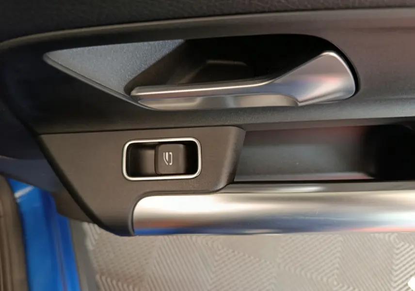 Gros plan sur la poignée intérieure côté gauche de la porte d’un Mercedes GLA 250 e Business Line bleu 2024.