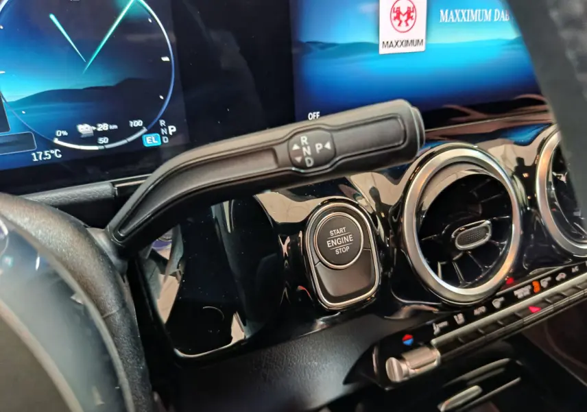 Gros plan sur la console centrale et levier de vitesses automatique du Mercedes GLA 250 e Business Line bleu 2024.