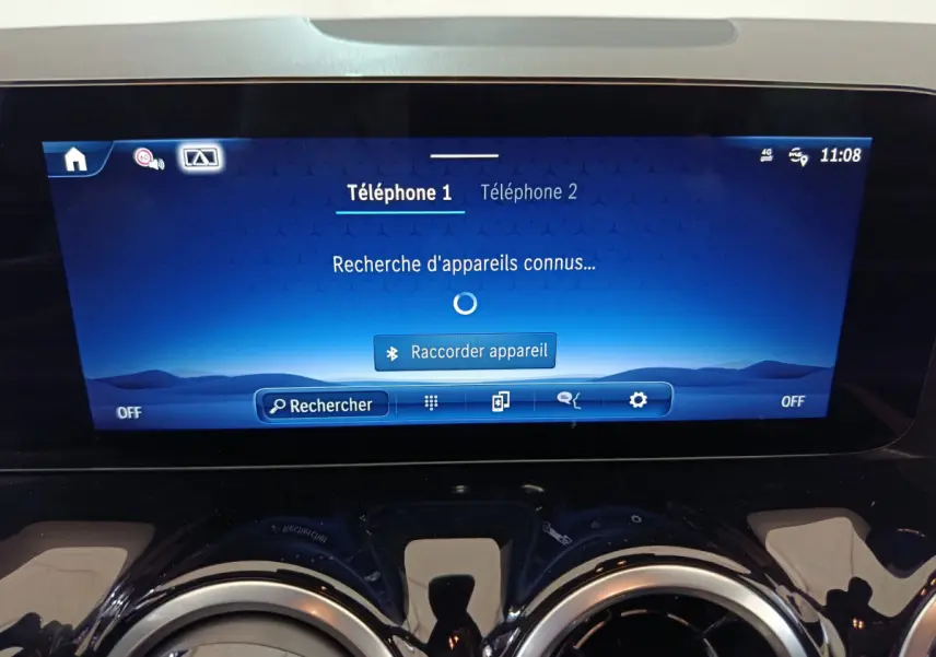 Écran tactile central bleu du tableau de bord du Mercedes GLA 250 e Business Line 2024 affichant la connexion Bluetooth.