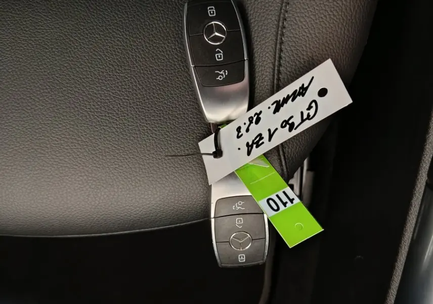 Clé Mercedes posée sur un siège en cuir noir à l'intérieur d'un Mercedes GLA 250 e Business Line 2024.