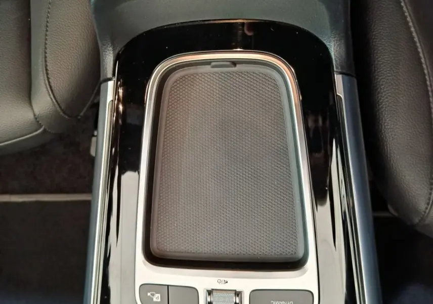 Vue plongeante sur la console centrale noire brillante du Mercedes GLA 250 e avec pavé tactile et commandes volume et Dynamic.