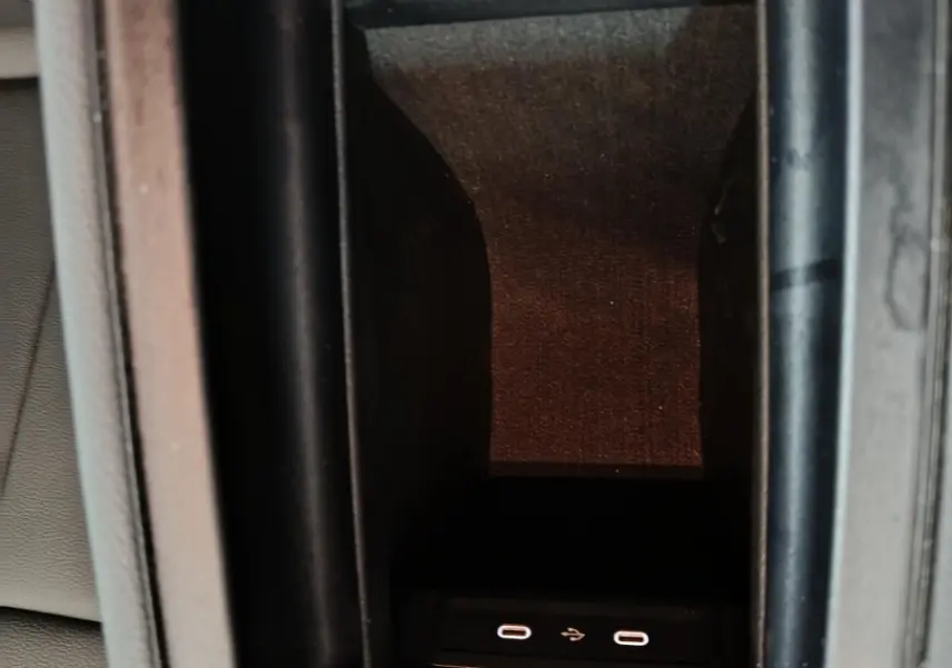 Vue rapprochée de la console centrale intérieure du Mercedes GLA 250 e Business Line 2024, avec ports USB visibles.