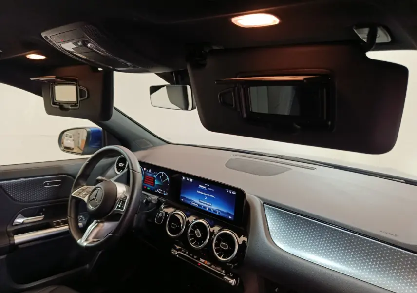 Intérieur du Mercedes GLA 250 e Business Line 2024 vu côté conducteur, tableau de bord moderne avec écran tactile double.