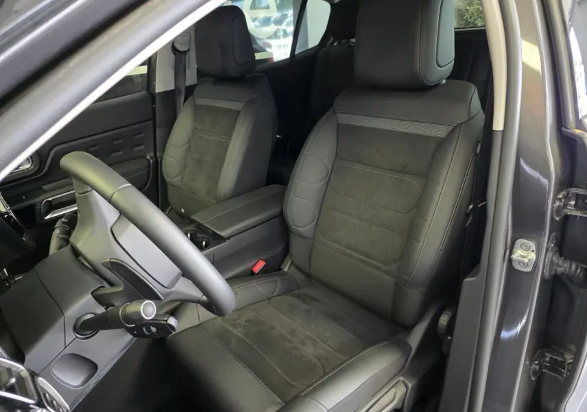 Vue intérieure côté conducteur du Citroën C5 Aircross gris, sièges Advanced Comfort en tissu et cuir gris avec surpiqûres grises.